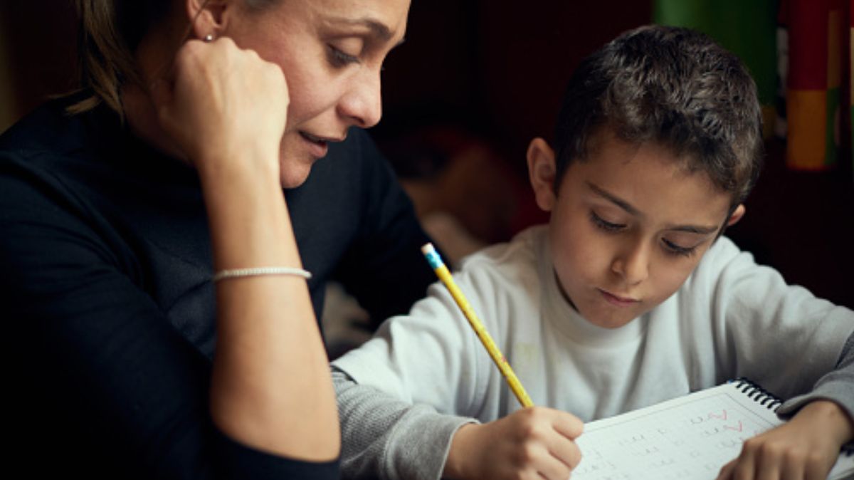 Foto: Una madre ayuda con la tarea a su hijo. Getty Images