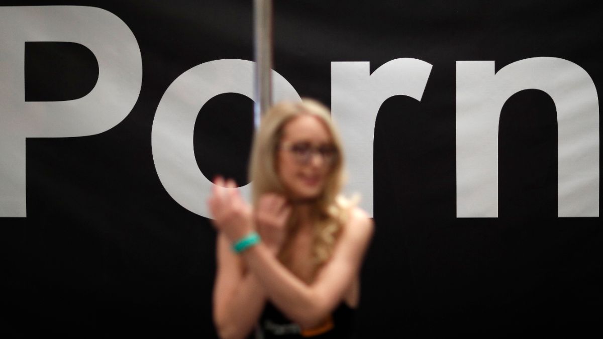 Foto: La actriz porno Ginger Banks en un stand de Pornhub. AP