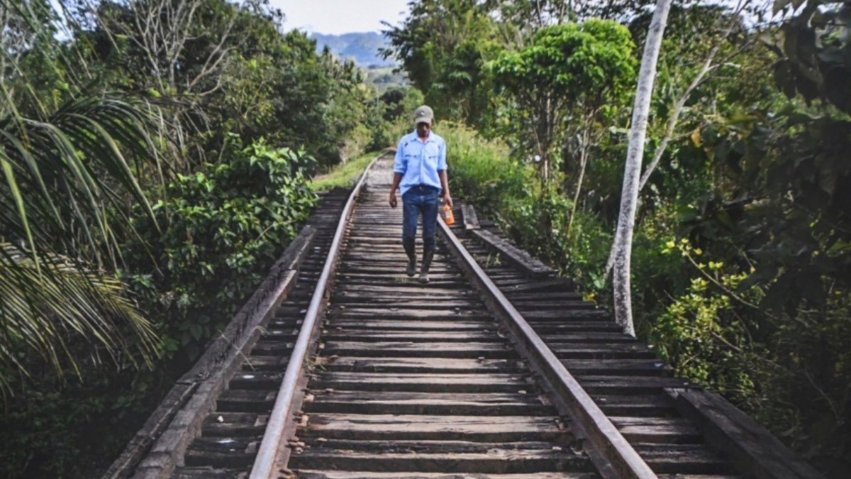 Foto: Un hombre camina por unas vías del tren.