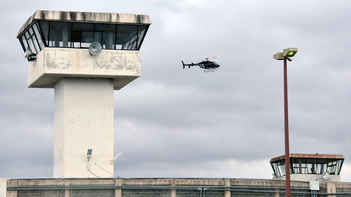 Foto: Un helicóptero sobrevuela el penal de Cieneguillas, Zacatecas. Cuartoscuro