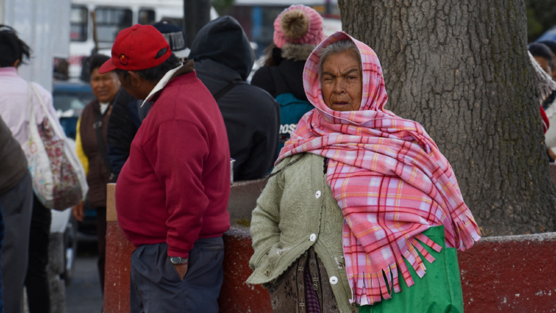 Foto: Con abrigos y chamarras salieron en la mayoría de personas a realizar sus labores cotidianas debido a la baja temperatura en México, 4 enero 2020