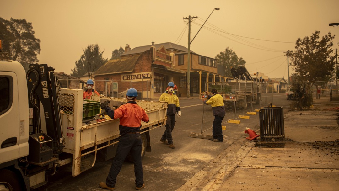FOTO Australia: Ejército ayuda a bomberos a combatir incendios (EFE)