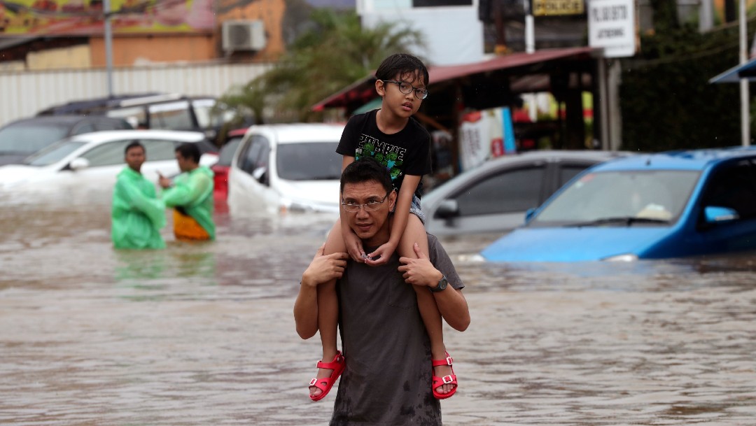 Inundaciones en Indonesia dejan al menos 16 muertos