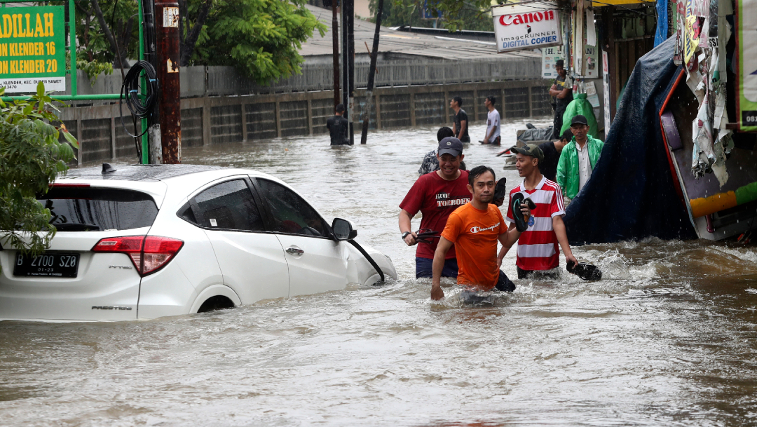 FOTO Inundaciones afectan tráfico y aeropuerto en Yakarta (AP)