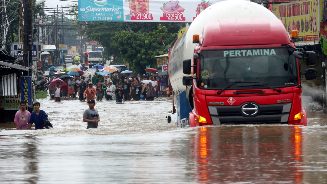 FOTO Inundaciones afectan tráfico y aeropuerto en Yakarta (AP)