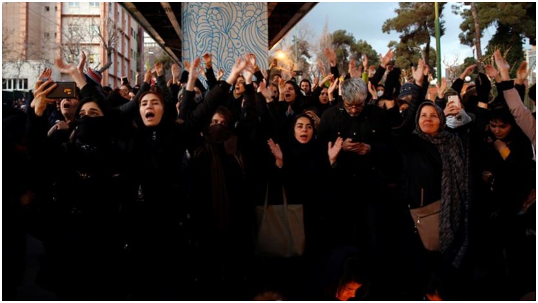 Foto: Iraníes protestan en las calles por derribo de avión ucraniano por error, 11 de enero de 2020 (EFE)