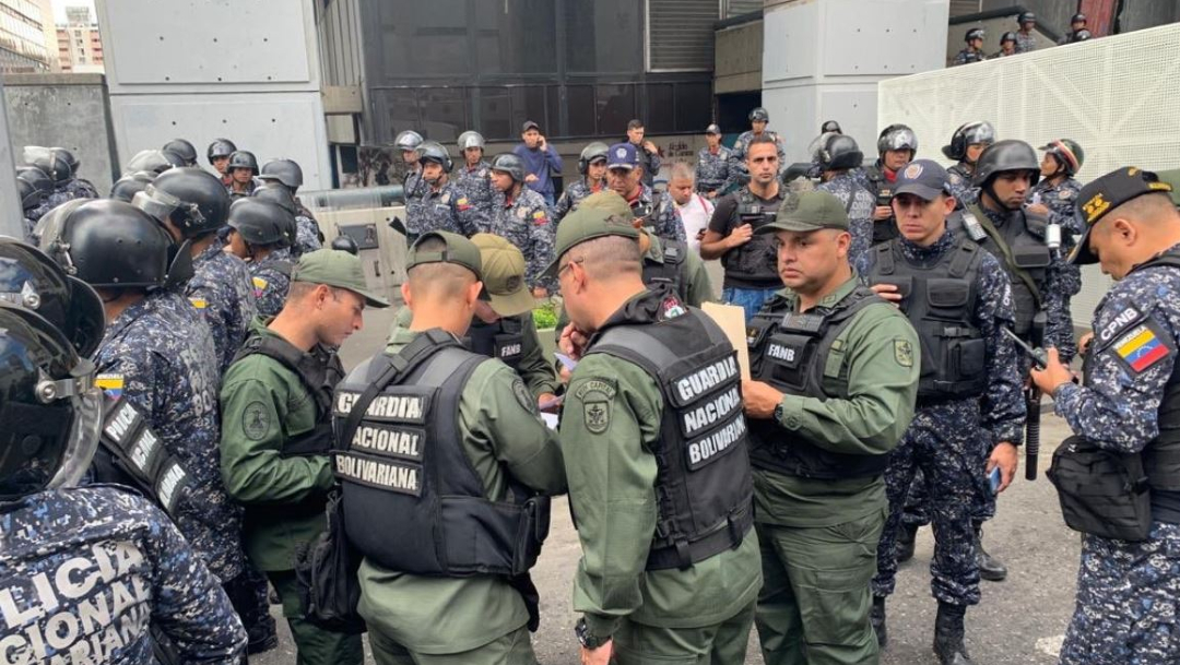 Foto: Policía de Venezuela impidió a Juan Guaidó, presidente de la Asamblea Nacional, 5 enero 2019