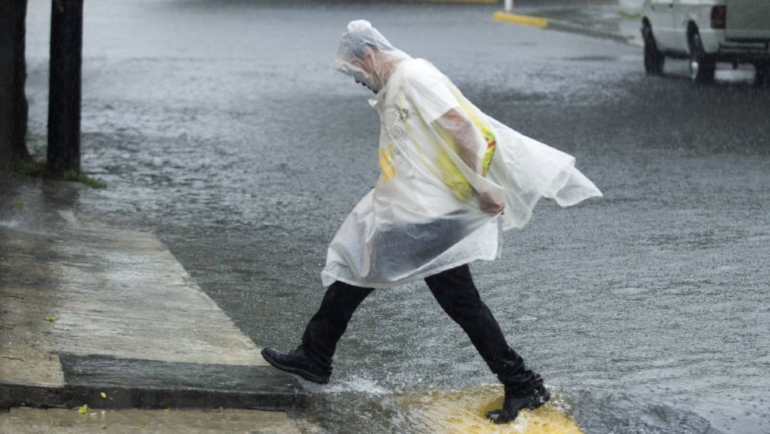 Foto: Una persona se cubre de la fuerte lluvia que se registra en México, 24 enero 2020