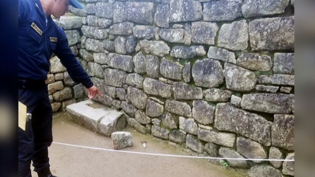 Foto: Un policía señala la piedra extraída por los turistas, 22 enero 2020