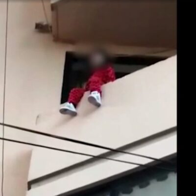 Madre de niña de 4 años rescatada en balcón de CDMX siempre la deja sola, denuncian vecinos