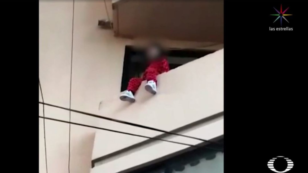 Madre de niña rescatada en balcón CDMX siempre la deja sola