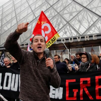 Manifestantes impiden la apertura del Museo del Louvre en París