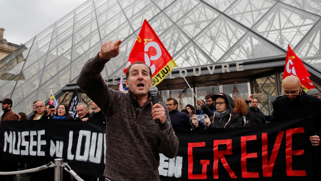 Manifestantes impiden apertura del Museo del Louvre en París