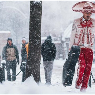Mariachi caminando en la nieve se hace viral