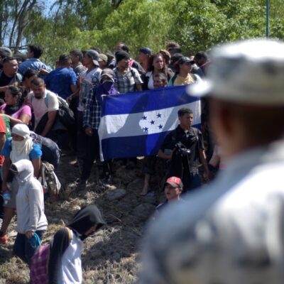 México analiza deportar a cientos de migrantes tras choque con la Guardia Nacional en la frontera sur