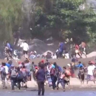 Migrantes cruzan el río Suchiate que separa Guatemala de México