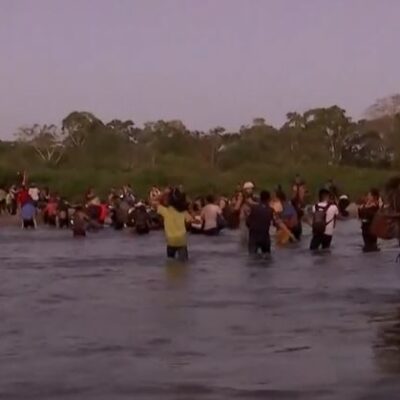 Caravana migrante cruza el río Suchiate y marcha por Chiapas