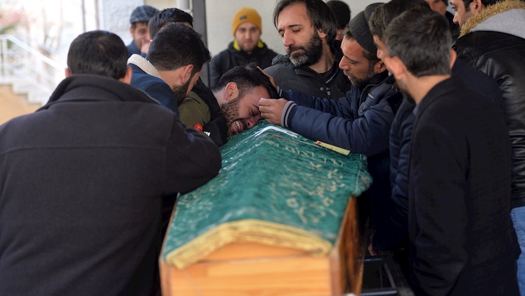 FOTO: Un grupo de personas llora durante la ceremonia fúnebre para las víctimas del terremoto que afectó a Elazig, Turquía, 26 enero 2020