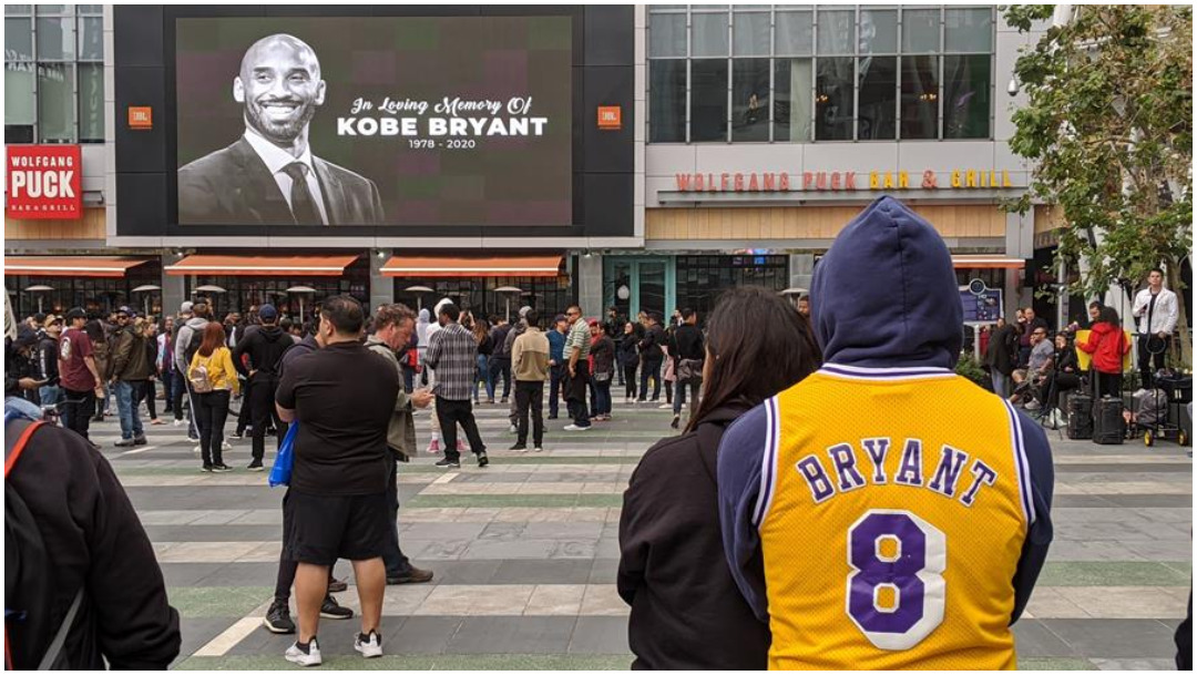 Foto: Decenas de personas participan en un homenaje al exjugador de la NBA Kobe Bryant, 26 de enero de 2020 (EFE)