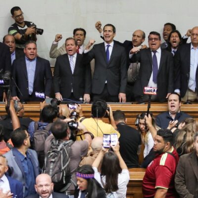 Mayoría opositora del Parlamento de Venezuela inviste a Juan Guaidó como presidente interino
