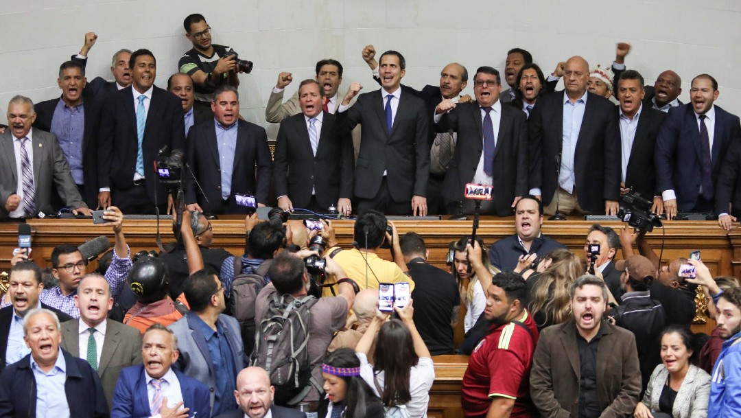 Foto: Oposición de Venezuela inviste a Guaidó como presidente interino