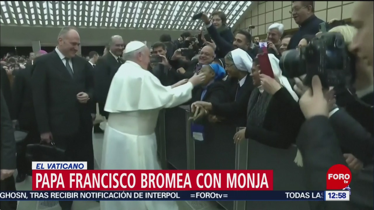 papa francisco bromea con una monja por un beso