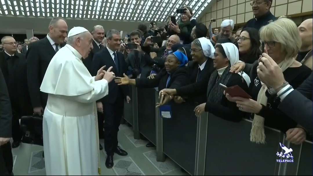 Foto: Papa Francisco bromea con una monja visiblemente entusiasmada, 8 enero 2020