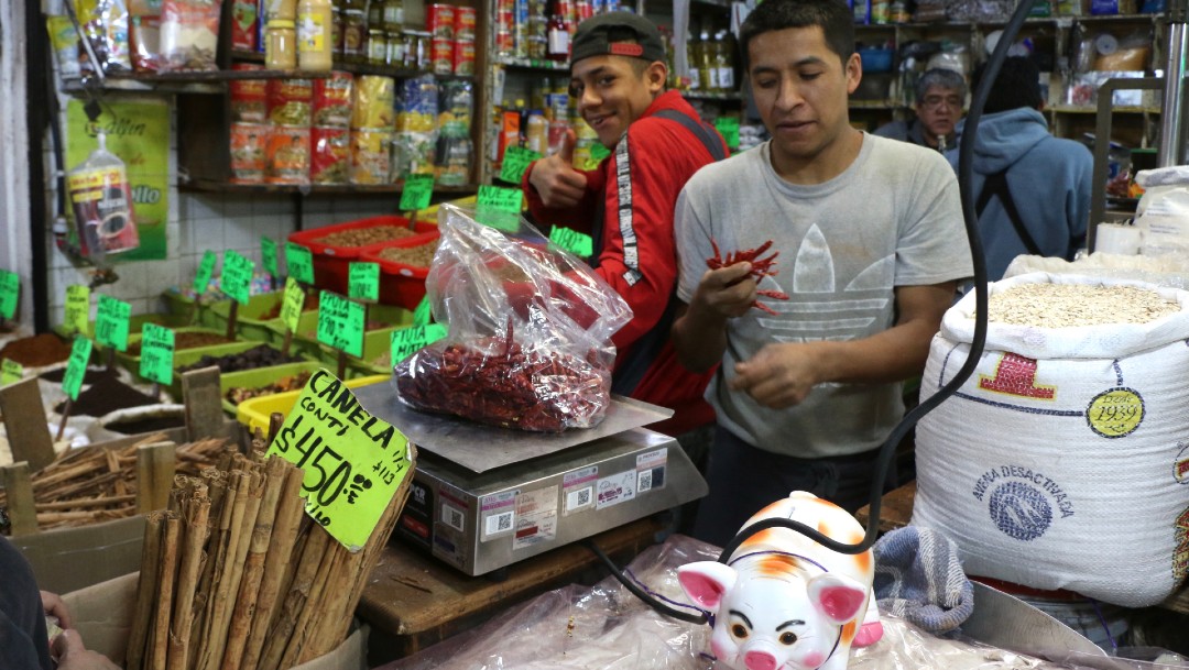 Pequeños comerciantes CDMX siguen dando bolsas de plástico
