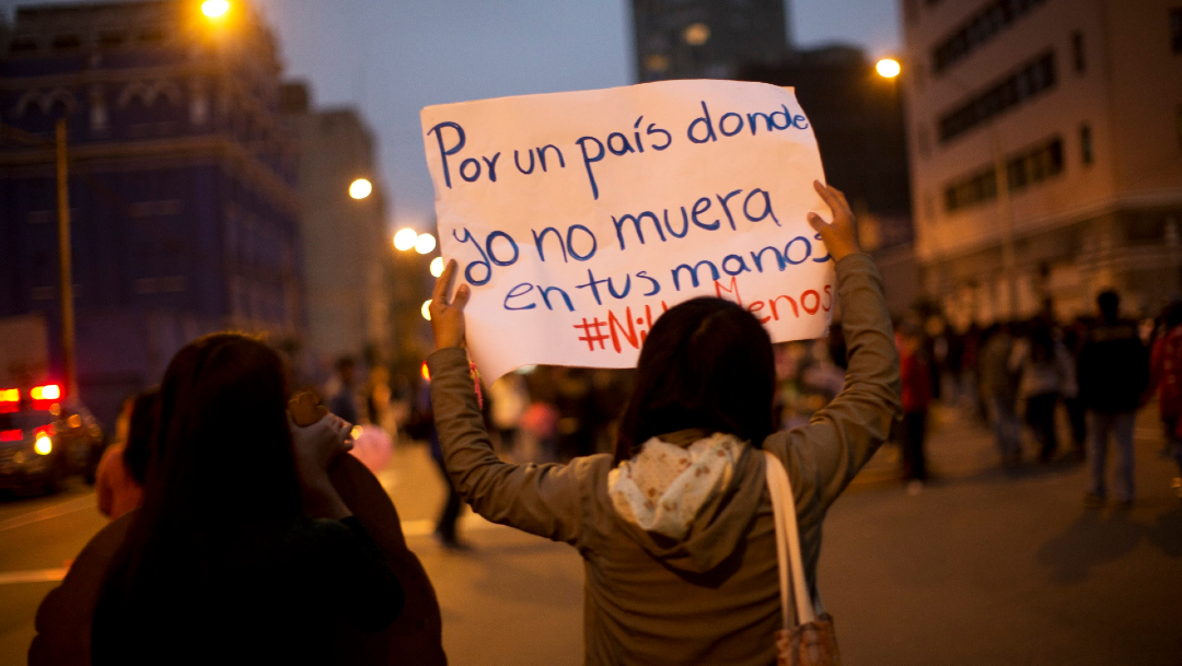 FOTO Perú otorga pensión para hijos de víctimas de feminicidio; en la imagen, una marcha feminista en Lima (AP)