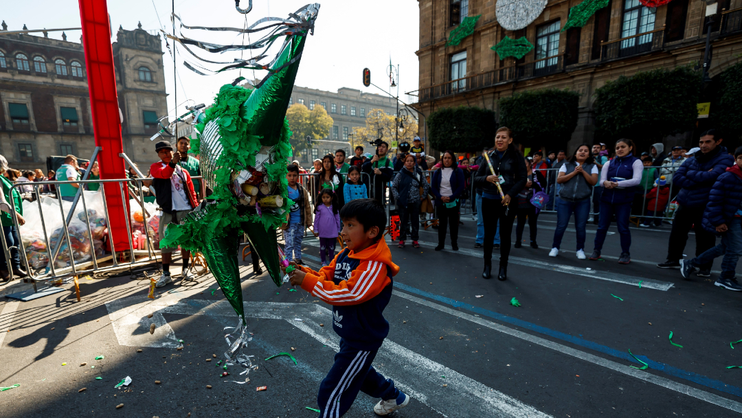 FOTO: Cientos de niños rompieron piñatas en la celebración del Día de Reyes en la CDMX, el 06 de enero de 2020