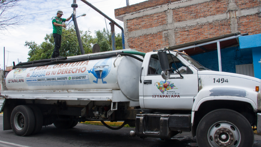 FOTO: Pipas con agua potable abastecen a las colonias afectadas por el corte en Iztapalapa, el 04 de enero de 2020