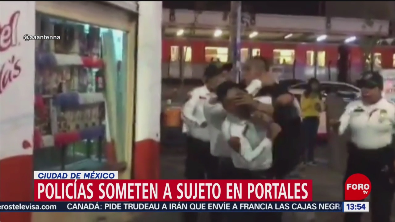 FOTO: policias capitalinos someten a sujeto en metro portales cdmx