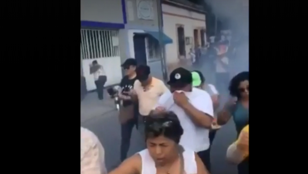 FOTO: Policías usan gas lacrimógeno contra manifestantes en Yucatán, el 19 de enero de 2020