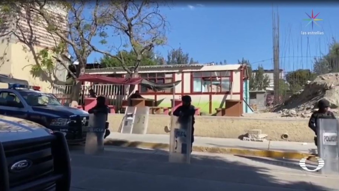 Foto: El Gobierno Federal y el de Oaxaca informaron que legalmente es imposible reubicar la escuela primaria, por lo que, su reconstrucción continuará en el centro de Tlacolula