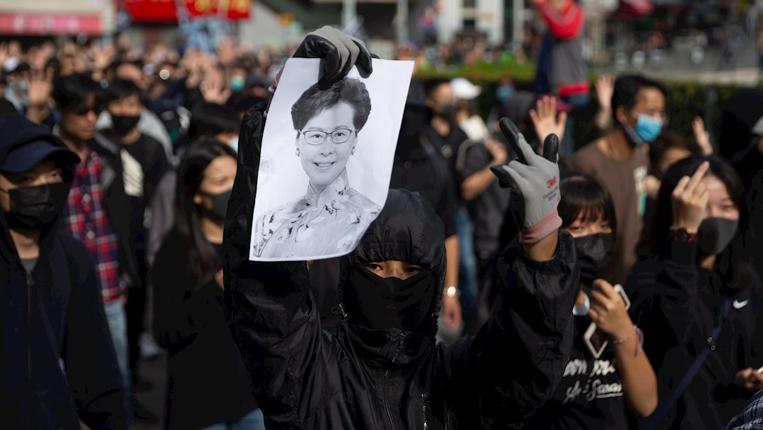 Foto: Los manifestantes muestran una foto del presidente ejecutivo de Hong Kong, Carrie Lam, 5 enero 2019