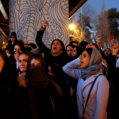 Policía iraní niega haber atacado con armas de fuego a manifestantes