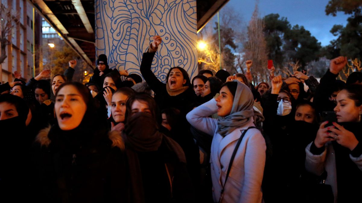 Policía iraní niega haber atacado a manifestantes