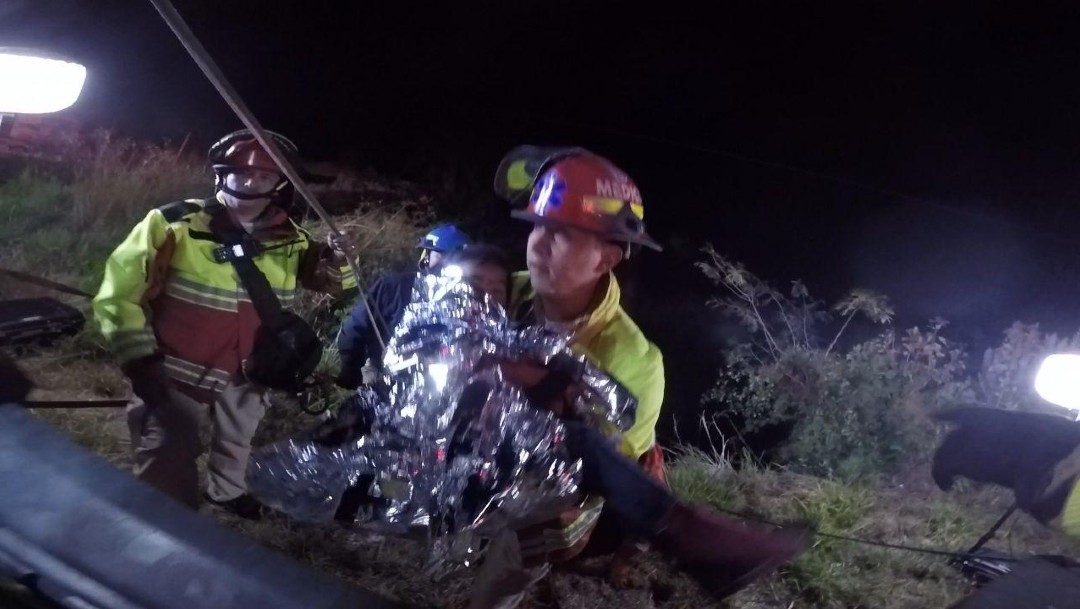 Rescatan a familia tras caer camioneta a barranco en Zapopan