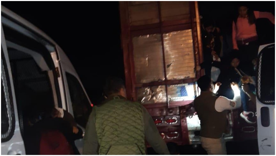 Foto: Rescatan a casi 100 migrantes que viajaban en camión en Tuxtla Gutiérrez, 12 de enero de 2020 (Foro TV)