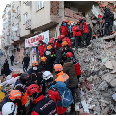 Rescatan a mujer que pasó 17 horas bajo los escombros tras sismo en Turquía