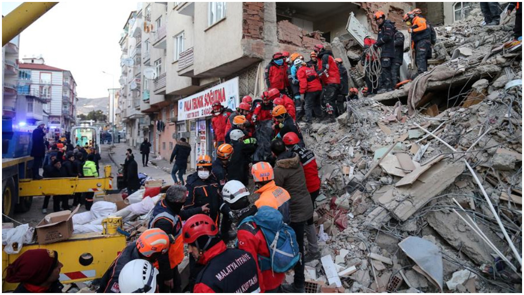 Imagen: Mujer fue salvada tras pasar más de 17 horas bajo los escombros en Turquía, 25 de enero de 2020 (EFE)