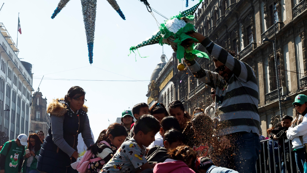 FOTOS: Niños rompieron piñatas en la celebración de Reyes Magos en la CDMX, el 06 de enero de 2020