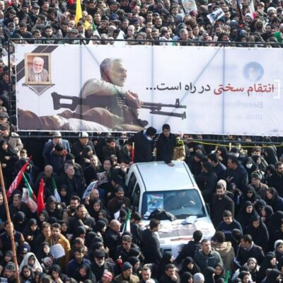 Iraníes rinden multitudinario homenaje al general Soleimani