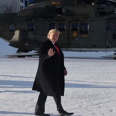 Trump llega a Davos antes de reanudarse el juicio político en su contra