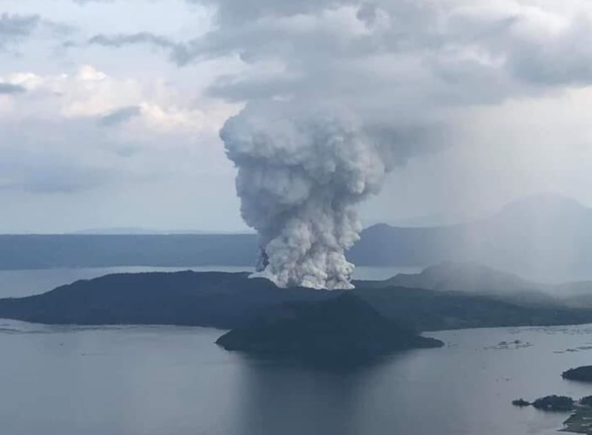 Foto: La actividad del volcán de Taal se incrementó y generó una erupción de humo de un kilómetro de altura