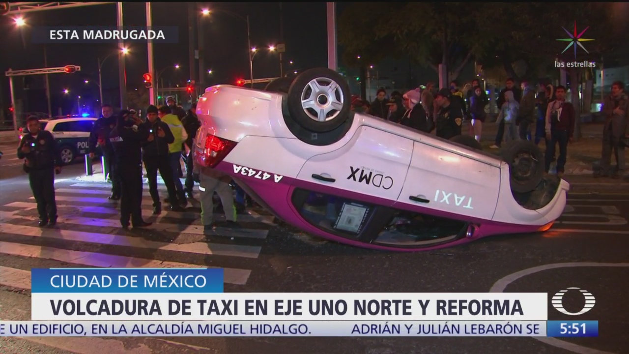 vuelcan dos taxis en diferentes puntos de la ciudad de mexico