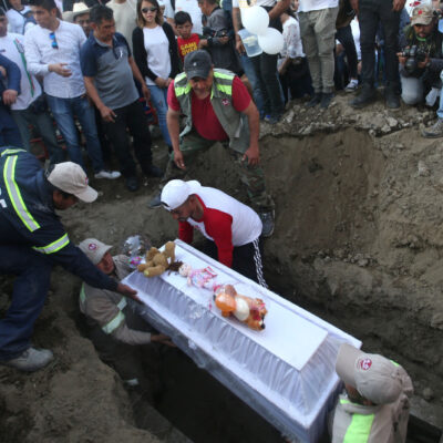 Con mariachis, globos y peluches, entierran a Fátima en panteón de Tulyehualco