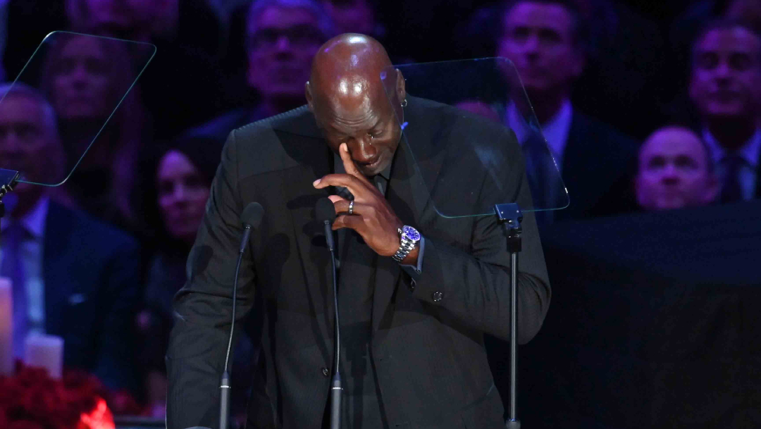 Michael Jordan rompe en llanto en homenaje a Kobe Bryant