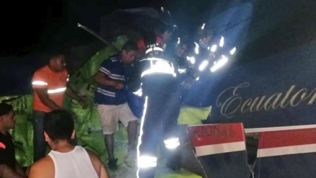 Foto: Accidente de tráfico entre un autobús de transporte público y un tráiler deja 7 muertos en Ecuador, 22 febrero 2020