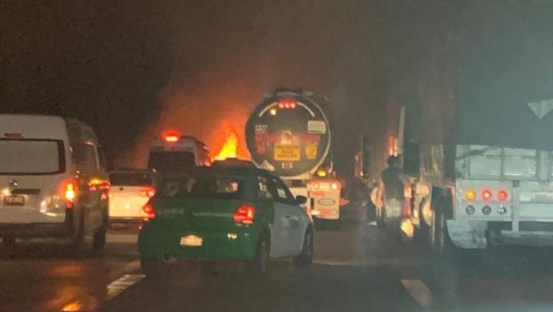 Foto: Accidente provoca incendio en autopista México-Puebla, 13 febrero 2020
